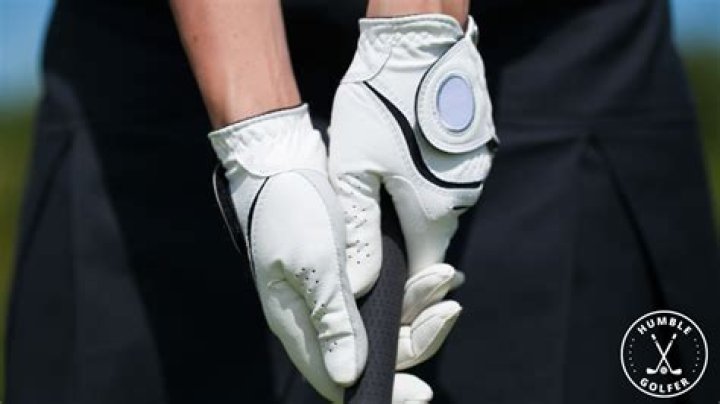 Are golfers allowed to wear two gloves?