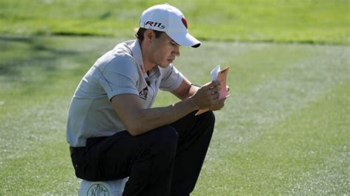 Are headphones allowed in golf?