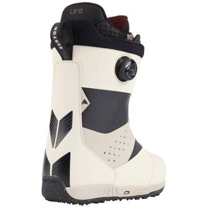 Are mens snowboard boots wider than women's?