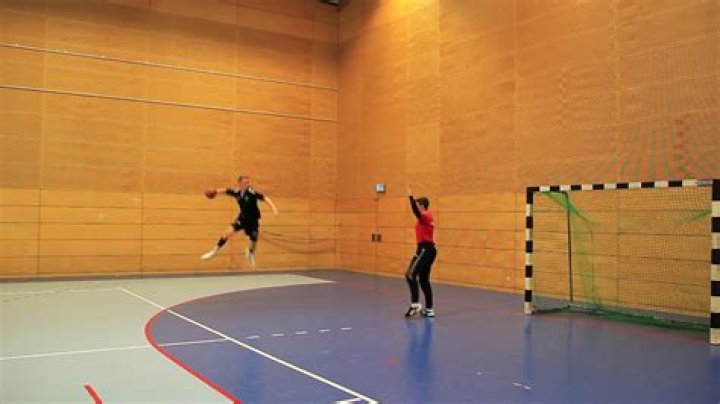 Are there corners in handball?
