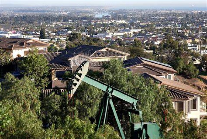 Are there still oil wells in California?