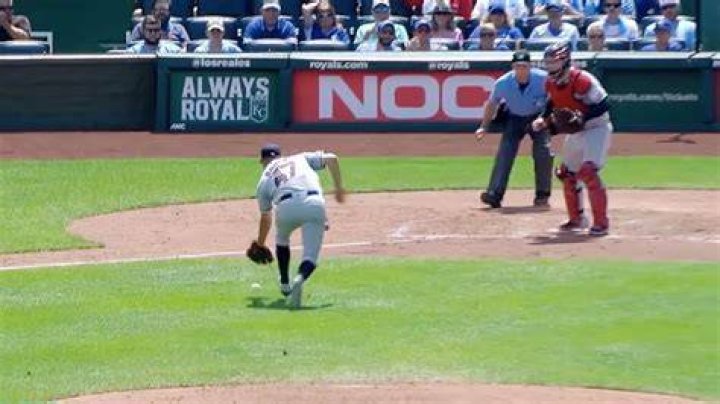Can a runner stop in front of a fielder?
