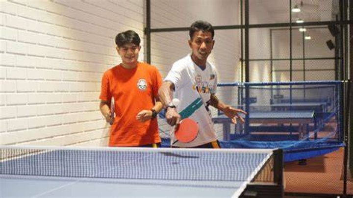 Can a serve hit the net in ping pong?