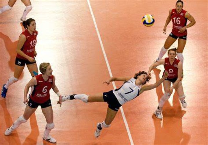 Can a volleyball team have 2 liberos?