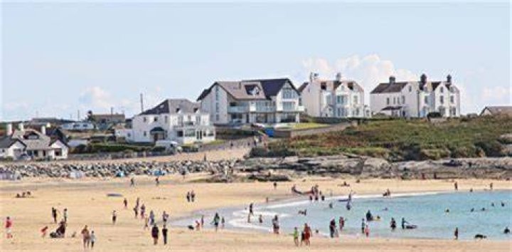 Can dogs go on the beach at Trearddur Bay?