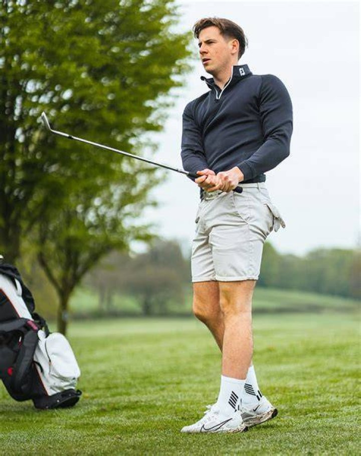 Can golfers wear shorts?