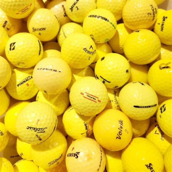 Can pros use yellow golf balls?