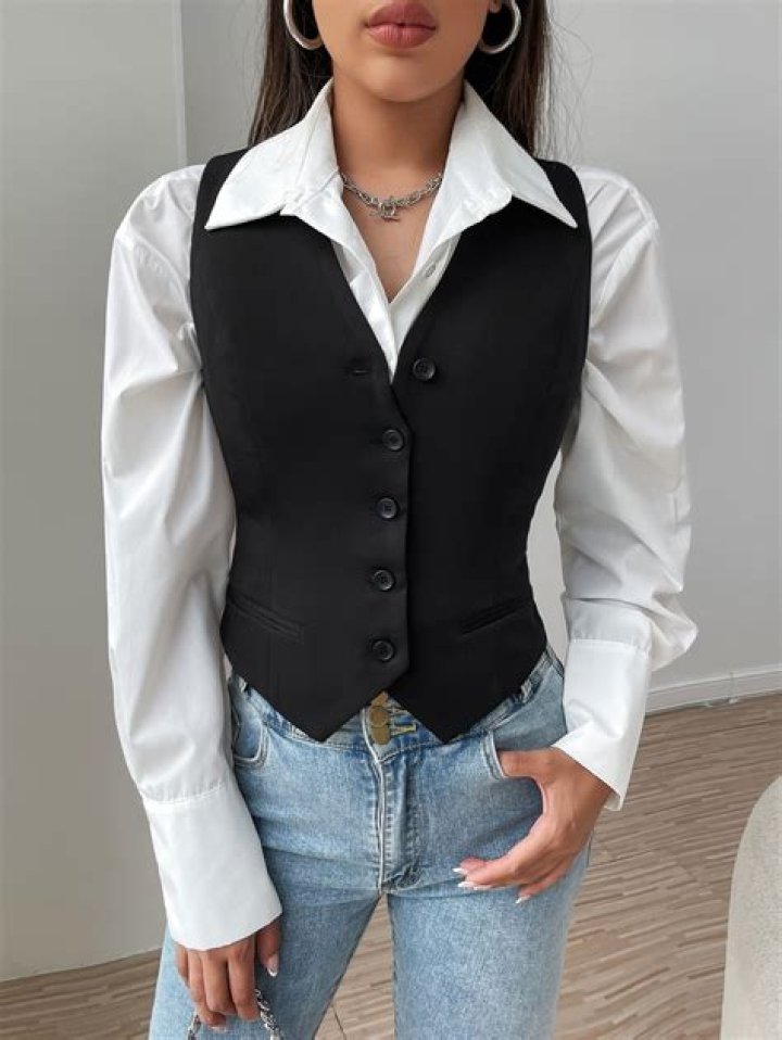 Can waitresses wear sleeveless shirts?