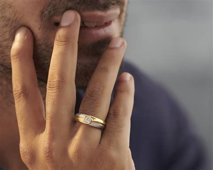 Can we wear diamond in little finger?