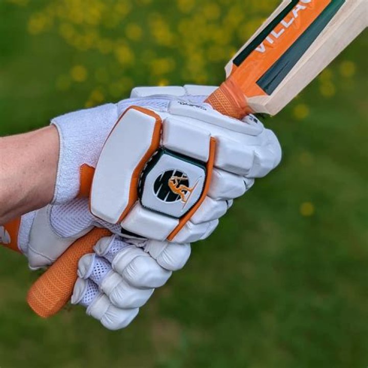 Can you be caught off your gloves in cricket?