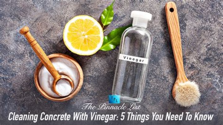 Can you clean aluminum with vinegar and baking soda?