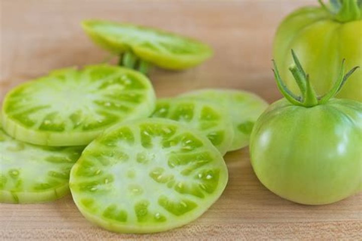 Can you eat green unripe red tomatoes?