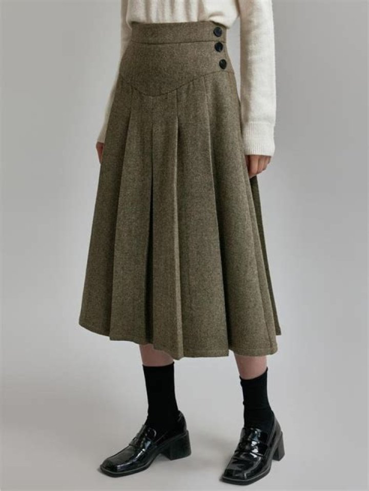 Can you iron a wool skirt?