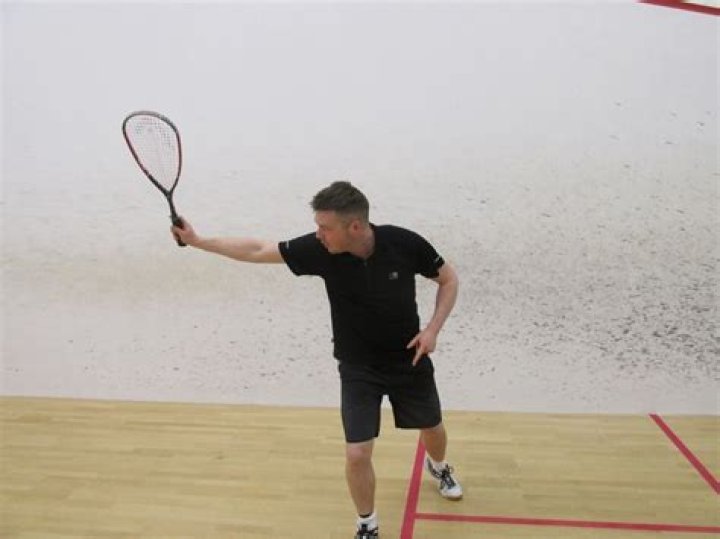 Can you serve overhand in squash?