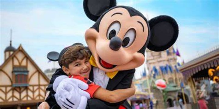 Can you take pictures with Mickey Mouse at Disneyland?