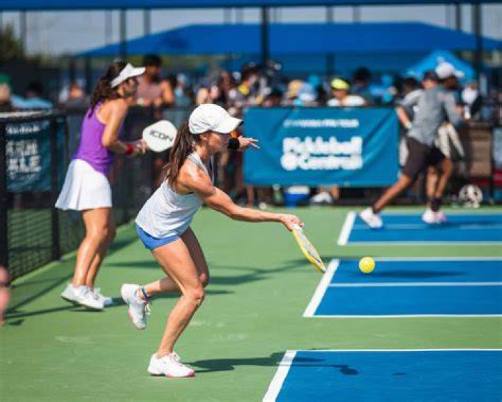 Can you toss the ball up on a pickleball serve?
