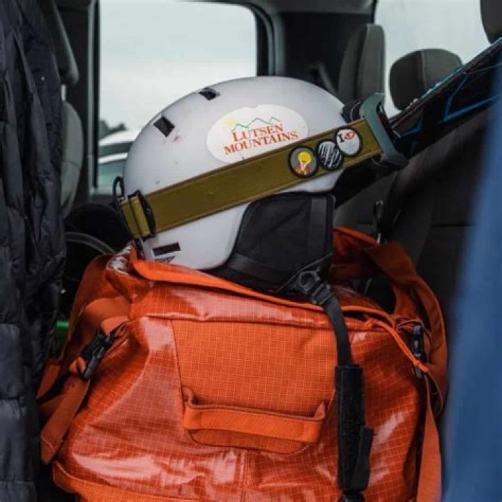 Can you travel with skis?