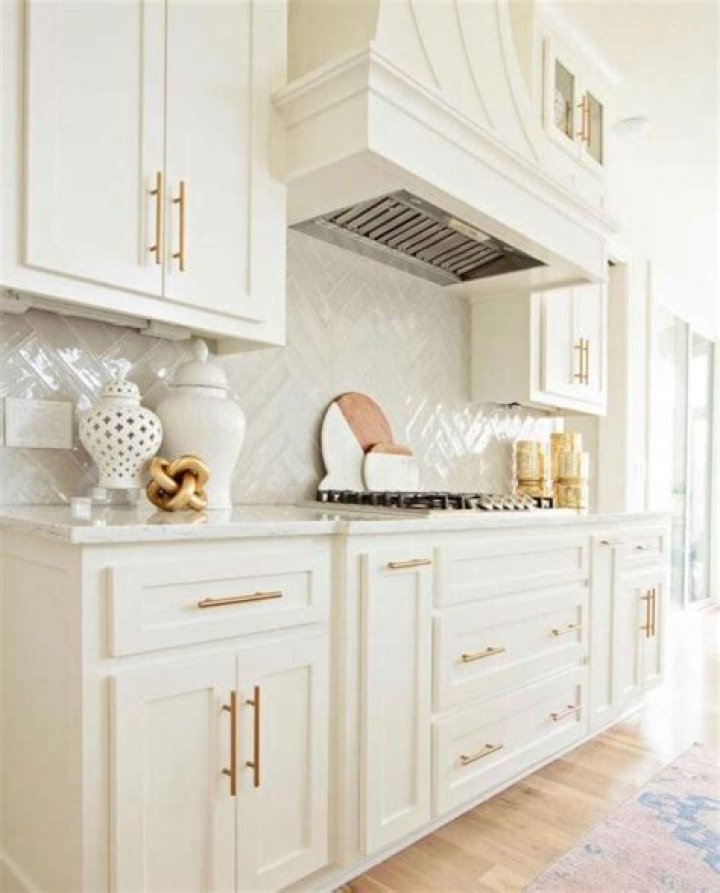 Can you use eggshell paint on kitchen cabinets?