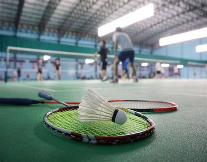 Can you use two racquets in badminton?