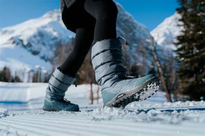 Can you wear snow boots to ski?
