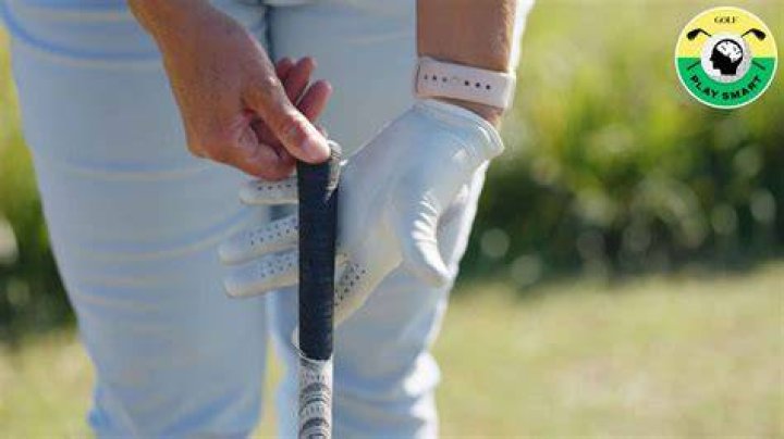 Do any golfers use 2 gloves?
