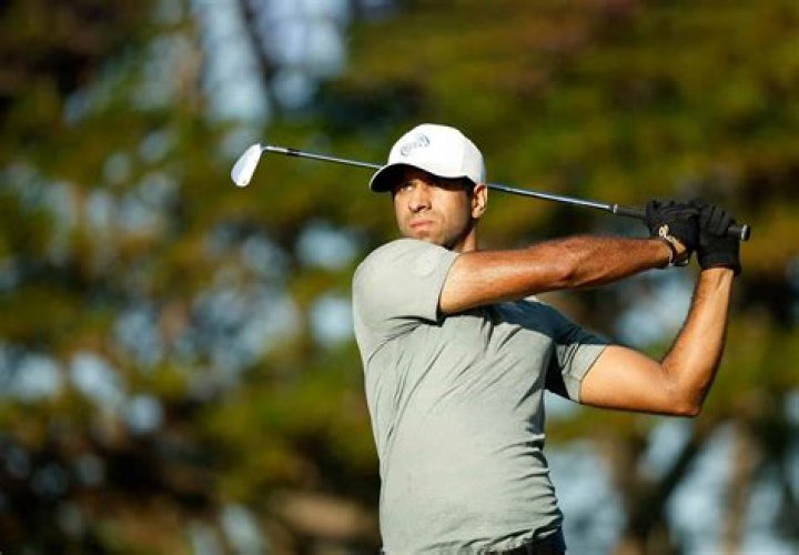 Do any golfers wear two gloves?
