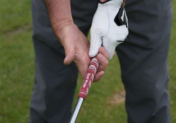 Do bigger golf grips help?