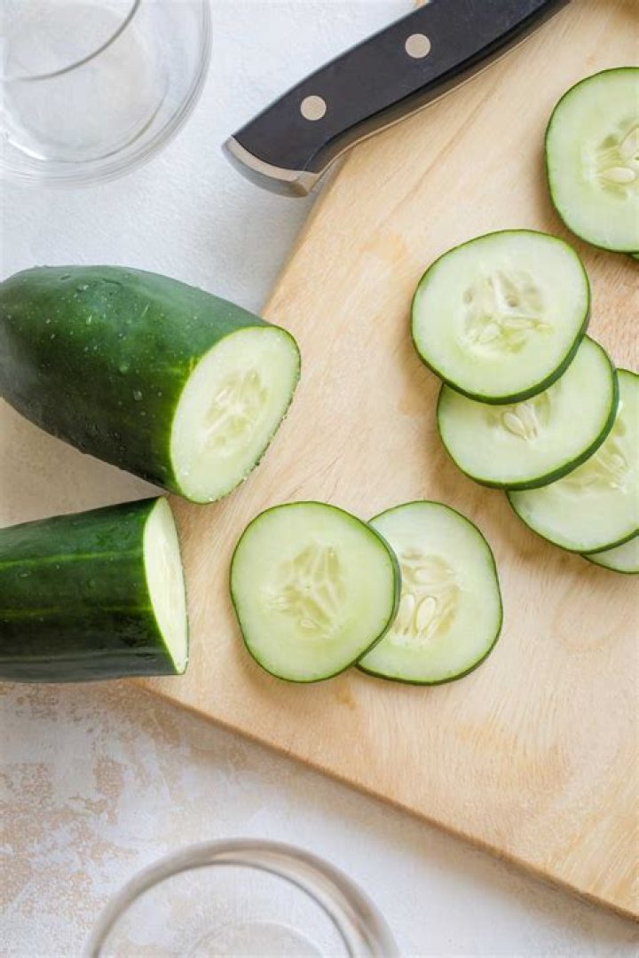 Do cucumber slices float on water?