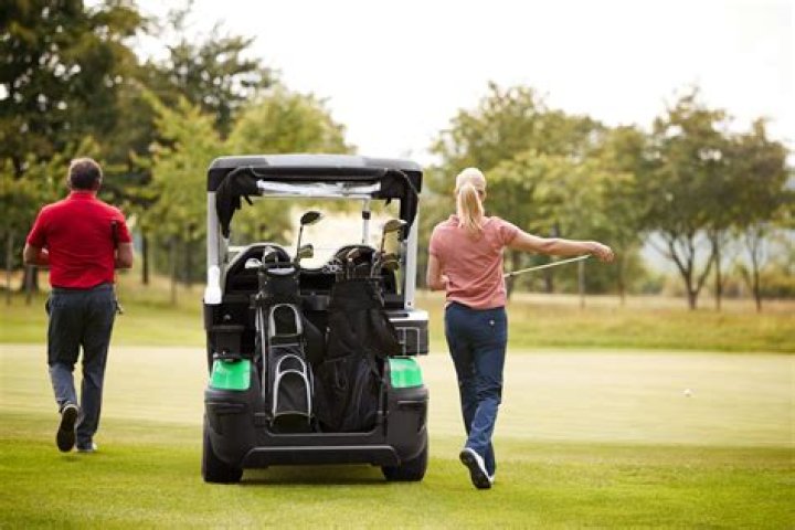 Do golf cart attendants make tips?