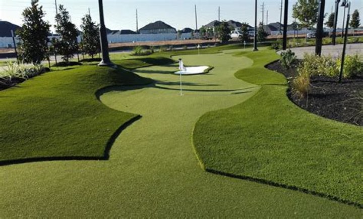 Do golf courses use alot of water?