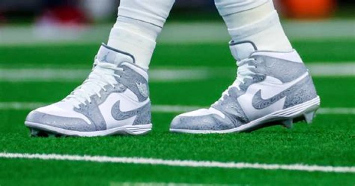 Do golf players wear cleats?