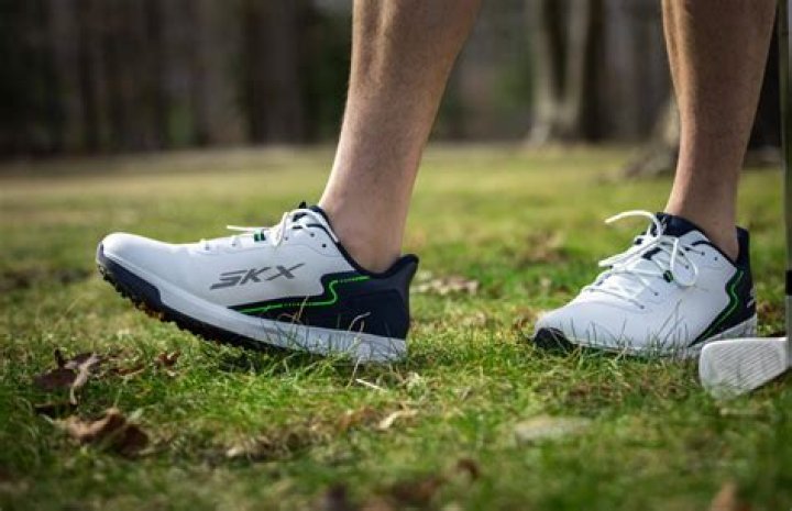 Do golfers still wear spikes?