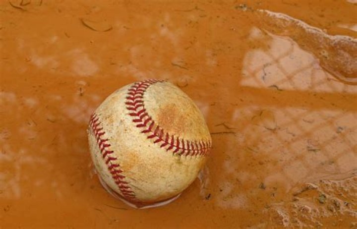 Do MLB baseballs get rubbed with mud?