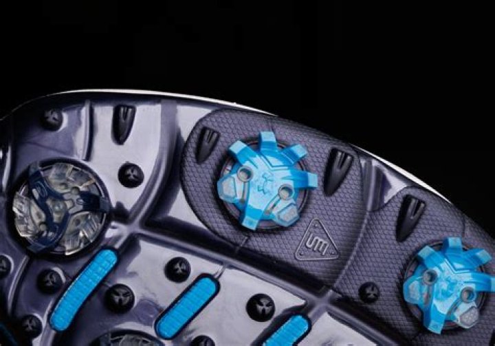 Do pro golfers still wear metal spikes?
