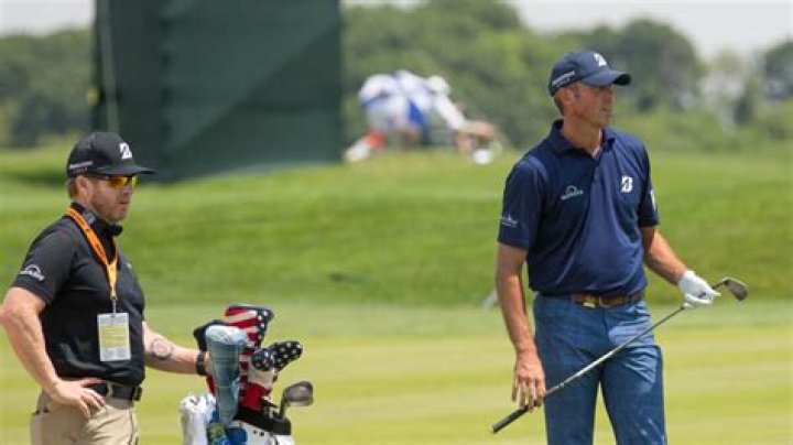Do pro golfers use tees?