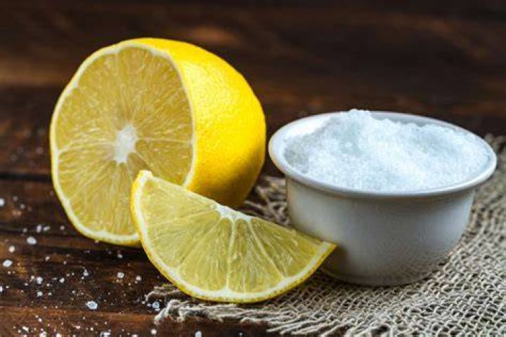Does bitter lemon contain quinine?