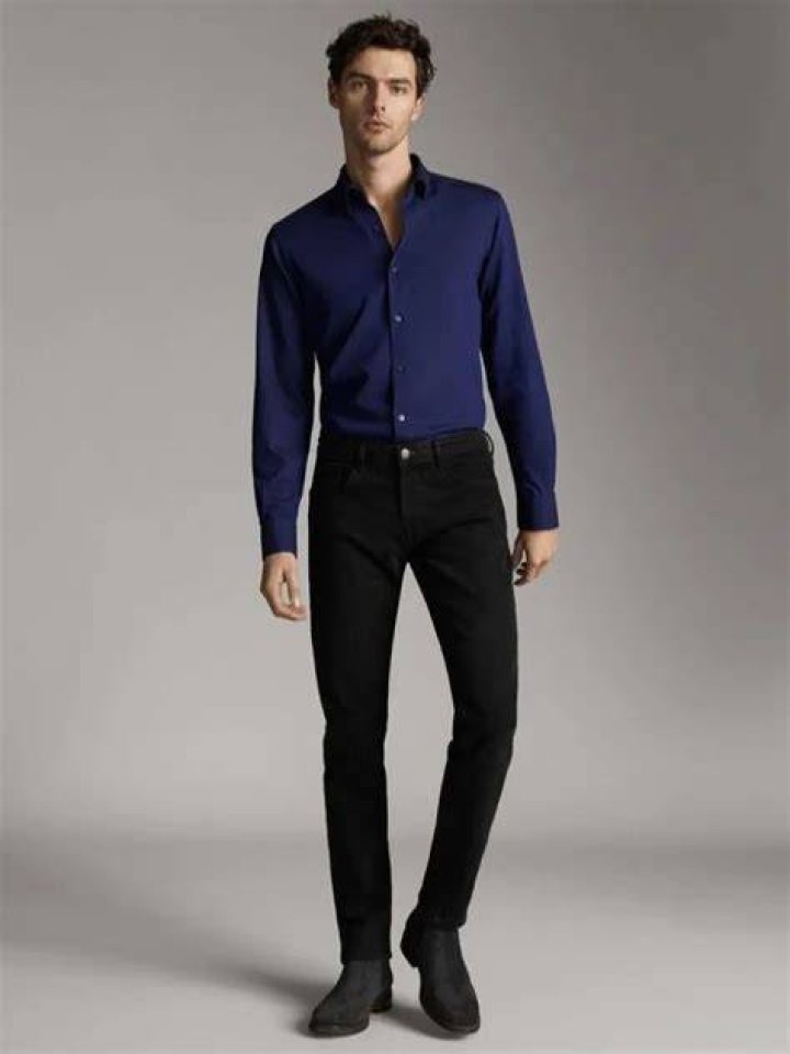 Does blue shirt go with black jeans?