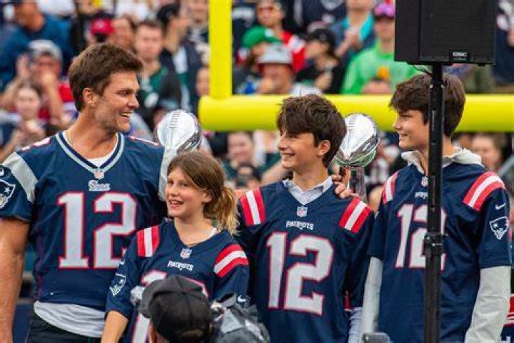 Does Brady have a shoulder injury?