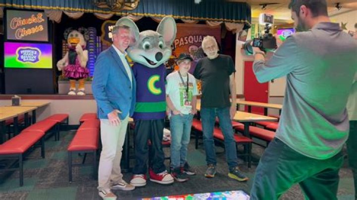 Does Chuck E Cheese still have ball pit?