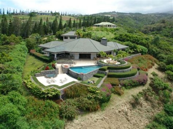 Does Jim Furyk own a house in Hawaii?