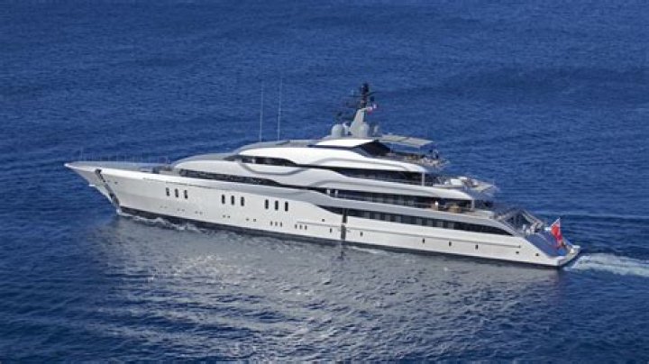 Does Justin Bieber own a yacht?