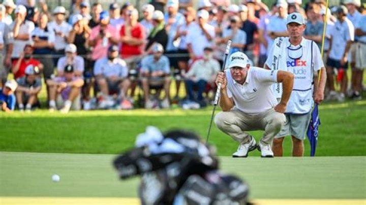 Does Lucas Glover wear a glove?