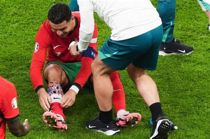 Does Ronaldo wear shin guards?