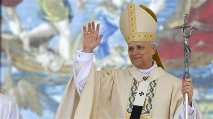 Does the Pope have a throne?