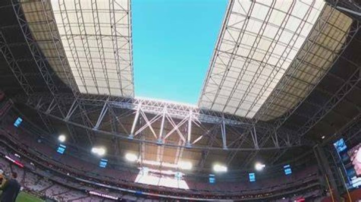 Does the Rams stadium roof open?