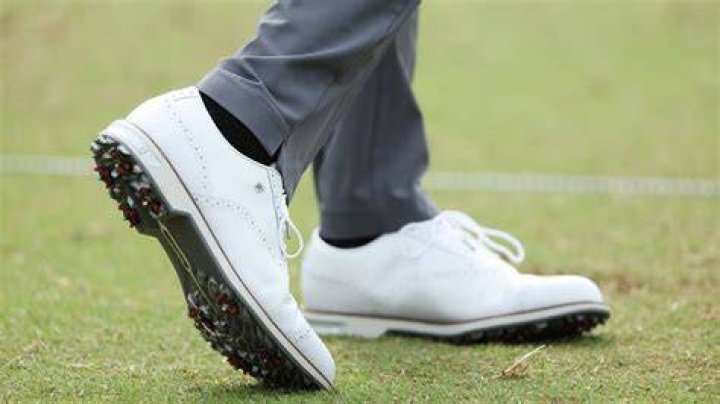 Does Tiger Woods wear metal spikes?