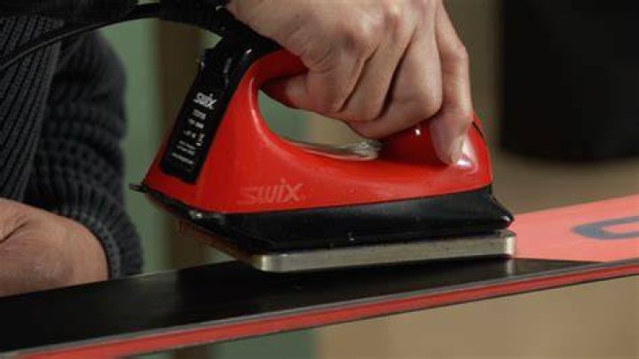 Does wax protect skis?