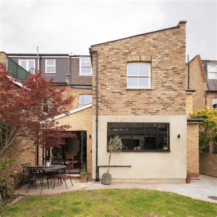 How close can I build to my Neighbours side boundary UK?