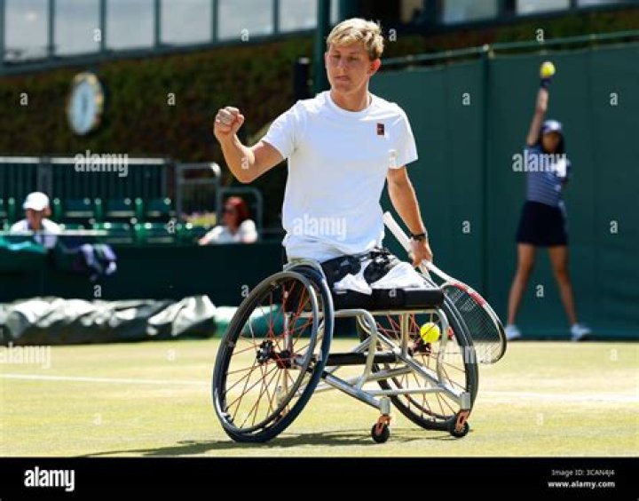 How did Niels Vink become a paraplegic?