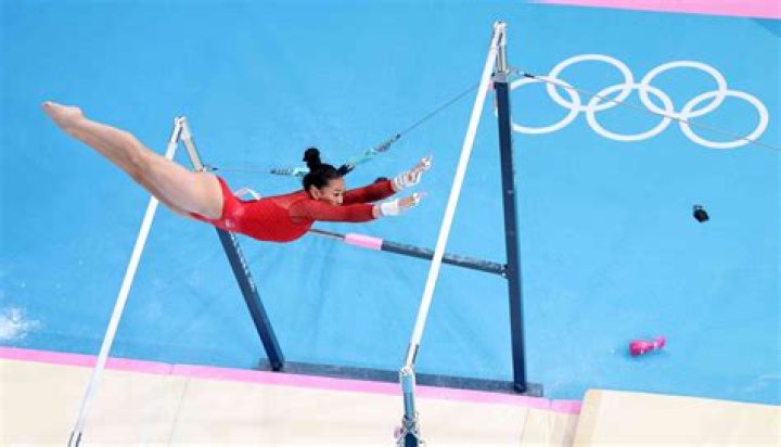 How did Suni Lee finish on uneven bars?